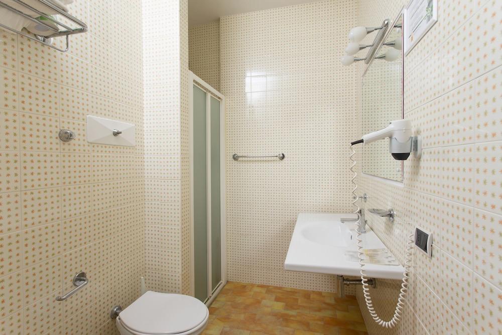 Esplanade Hotel 3*